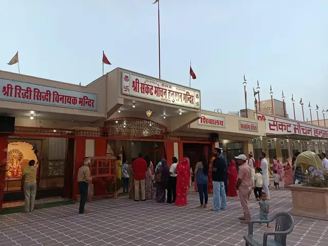 Evening darshan queue at Shri Sankat Mochan Hanuman Mandir, Bandh ki Ghati, Jaipur